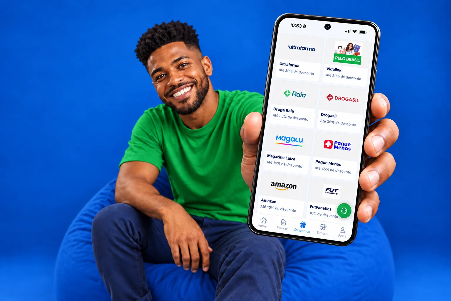 Cliente mostrando os parceiros do Clube de Descontos no app da Athon