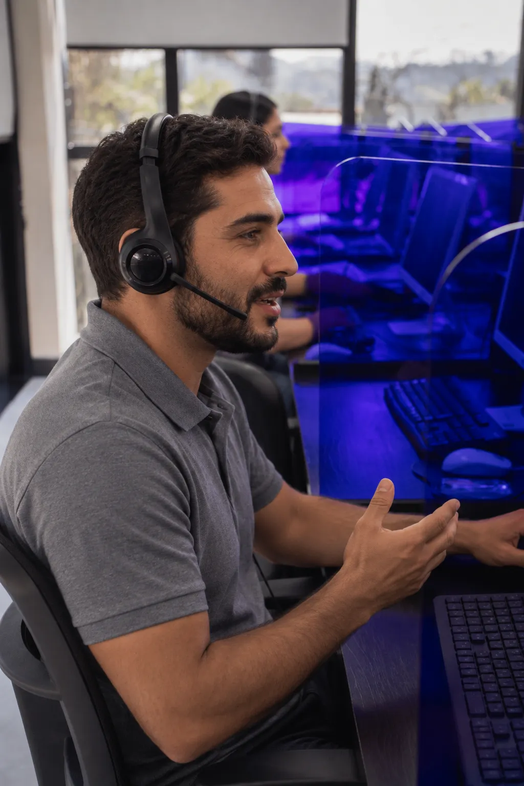 Atendente da Athon em operação com headset